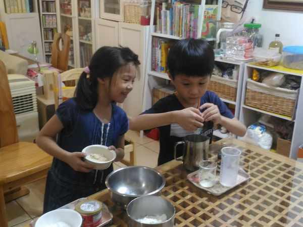 分別將乾料和濕料各自拌勻
一個小廚負責乾料
另一位負責濕料