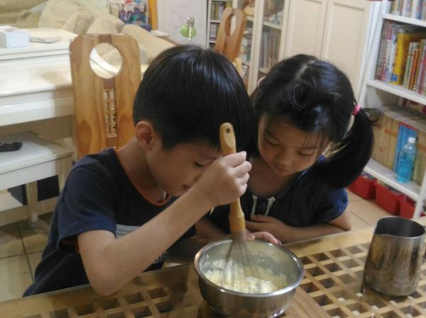 所有食材拌勻
小廚們約定一人攪五下^^