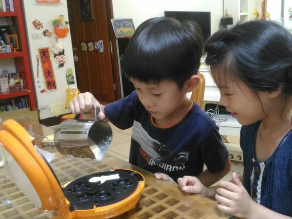 鬆餅機插電，待電源燈熄，便可將麵糊倒入鬆餅機~
小廚最愛薑餅人型的模