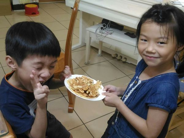 燈滅代表加熱完畢，雞蛋糕出爐囉！