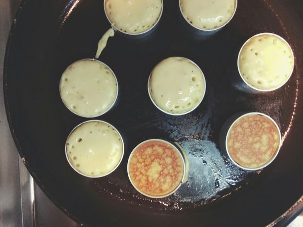 鍋子表面塗上薄薄一層油
放入麵糊等待表面起泡即可翻面