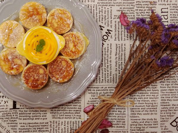 淋上自己喜歡的醬料或佐醬
我個人是喜歡再鬆餅上面淋上滿滿的蜂蜜再灑一些防潮糖粉上去沾著優格配一些水果吃就超棒