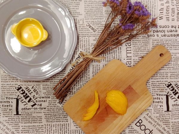 芒果一開三
取兩側果肉切薄片
由小片到大片圓形環狀排列即可完成芒果花