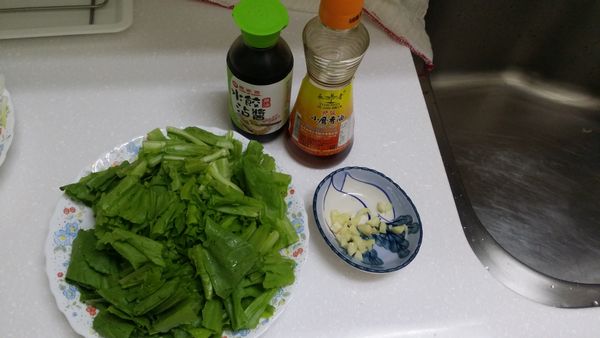 A菜切段，蒜頭切碎，水餃沾醬加入香油蒜頭攪拌均勻