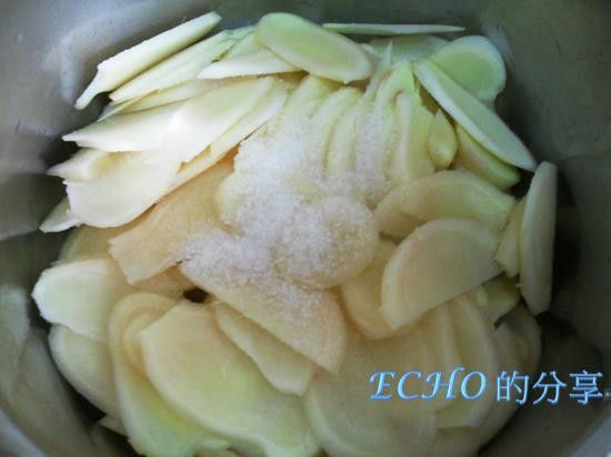 將嫩薑切成薄片。在切好的嫩薑中加入一湯匙鹽攪拌均勻，醃漬20～30分鐘，期間記得要翻動幾下喔!!