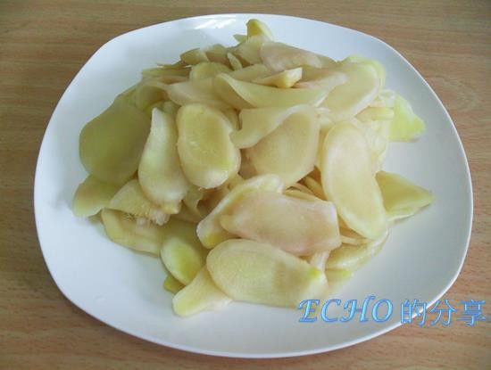 將嫩薑醃出的水倒掉，擠去多餘水分。（吃吃看若太鹹就用冷開水洗去多餘的鹽分）