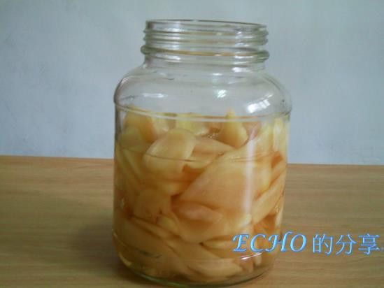 在處理好的嫩薑中加入一大匙糖、適量的糯米醋拌勻，放入洗淨乾燥的容器中，置於陰涼處1～2天即可食用，冷藏約可保存1個月。
