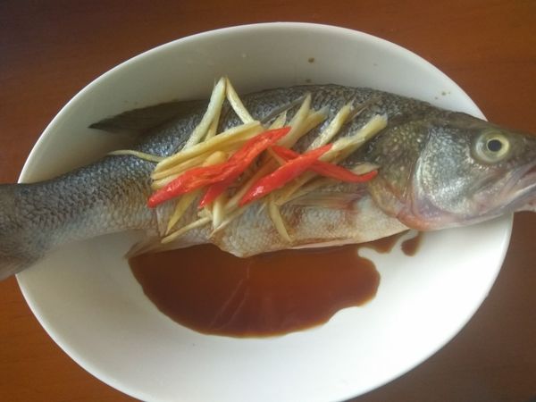 紅辣椒洗淨切斜片，放在魚肉上，讓蒸魚時增添風味。