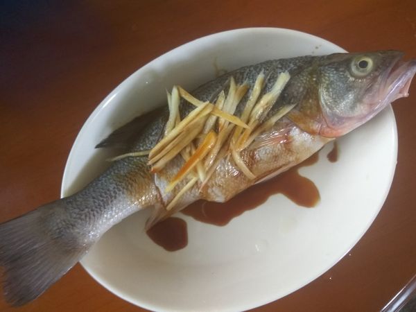 淋上蒸魚醬油來調味，簡單又方便。