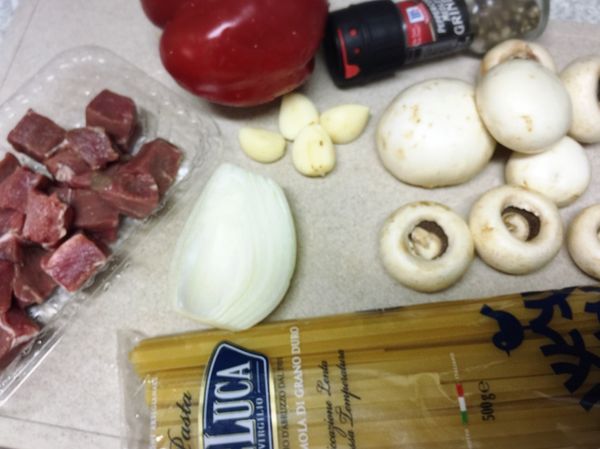 洋蔥切絲 牛肉切方塊 洋菇切四瓣 蒜末
甜椒切粗絲