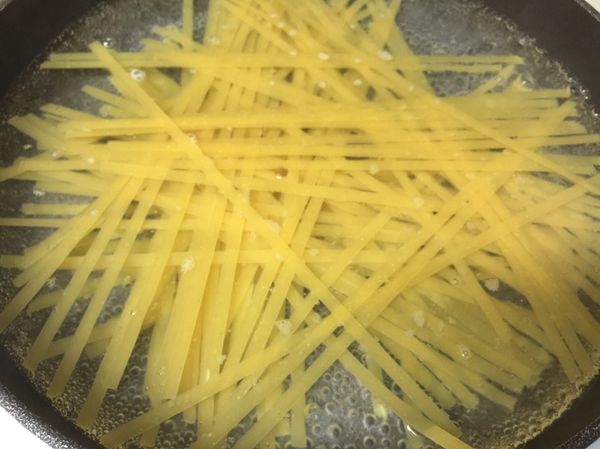 水滾加鹽巴 放入所需要的麵條量煮九分鐘
喜歡吃軟點的再多煮幾分