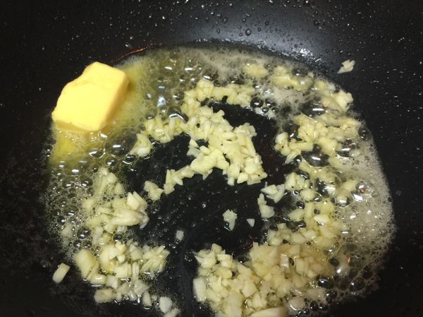 一半橄欖油一半奶油將蒜末爆香至金黃
火不要過大