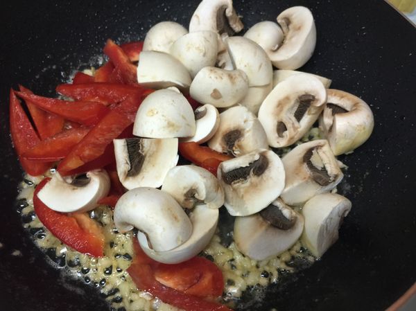 蒜頭金黃後下洋菇甜椒煸香一下