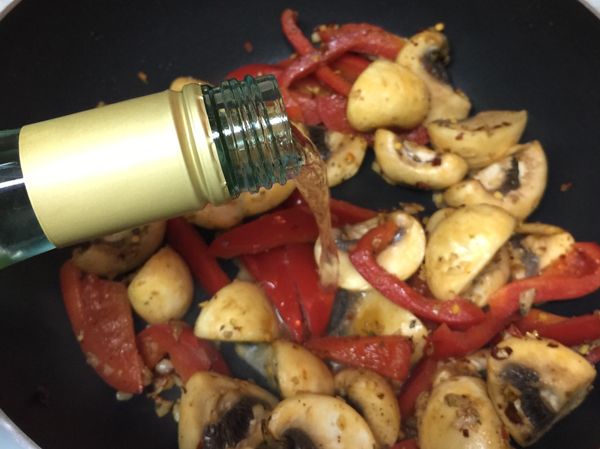 下點白酒拌炒一下