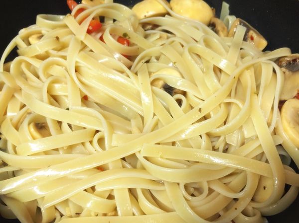 放入麵條加煮麵水半杯或高湯
拌炒一下