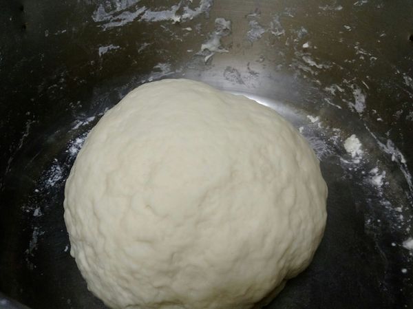 揉成這樣的感覺，蓋上濕布發酵１５分鐘，這段時間準備餡料囉！