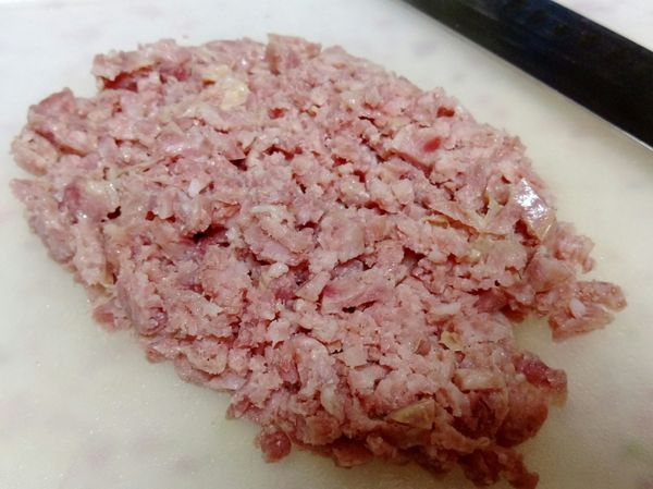 冰箱只有香腸沒豬絞肉，哈哈！香腸需事前蒸熟去油膩感，涼了切碎備用。