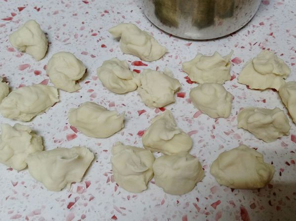 這樣的份量分３０克一團，約可製作２２顆水煎包。