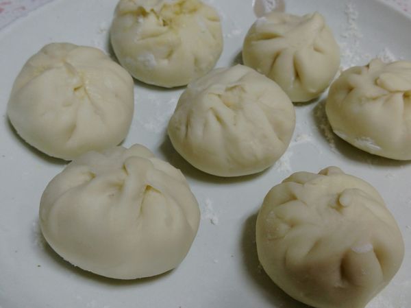 餡料圖誤刪，所以簡單說明，
餡料：韭菜切碎+雞蛋+香腸碎肉+調味料全部混合一起當餡料，然後包入皮料即可。雞蛋的用意是讓餡料可以融合在一起，畢竟熟香腸碎肉沒豬絞肉黏性那麼好。