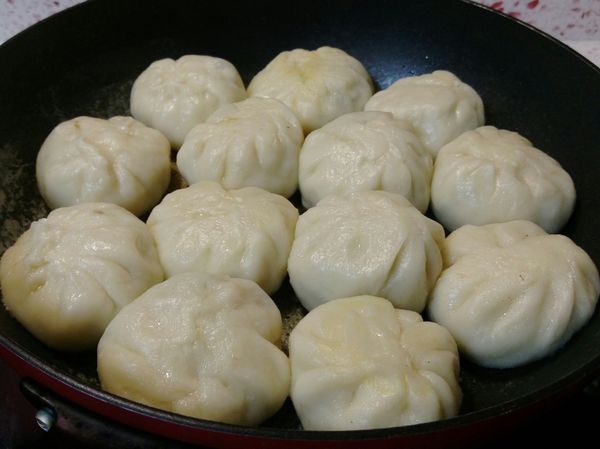 煎法，倒油先煎至底部金黃，因為很快會焦黃，要顧好，然後再倒麵粉水下去，小火慢煎，蓋上鍋蓋等水乾了，即可熟透。