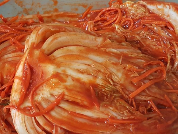 將紅蘿蔔削成細絲後加入步驟3裡，拌勻後，就可抹在大白菜上  每個葉片都要確實抹到喔…抹完後放到乾淨的保鮮盒裡，密封起來放在陰涼處，夏天室溫高放一天半到2天左右的時間就可放到冰箱裡去，冬天的話大約2-3天，冰涼涼之後就可以切來吃了喔…