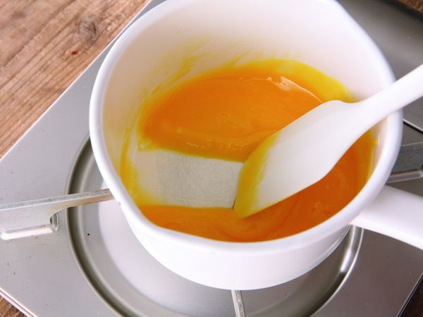 將蛋倒入缽盆中打散，接著加入細砂糖、檸檬汁後，用打蛋器攪拌。然
後將蛋液倒入鍋中，一邊用橡皮刮刀攪拌，一邊用小火加熱。攪拌到變
得黏稠後離開火源