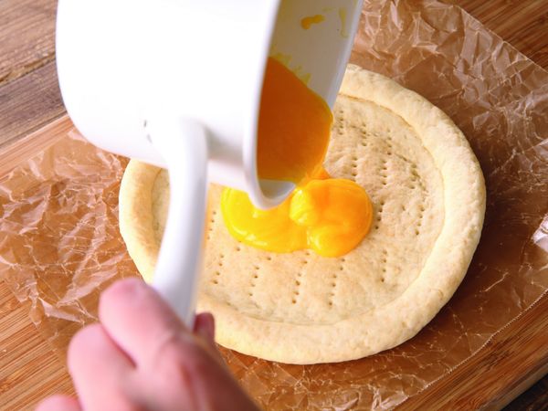 將2 倒到已烘烤過的塔皮上，再撒上開心果與檸檬皮，然後放進冰
箱冷藏1小時左右