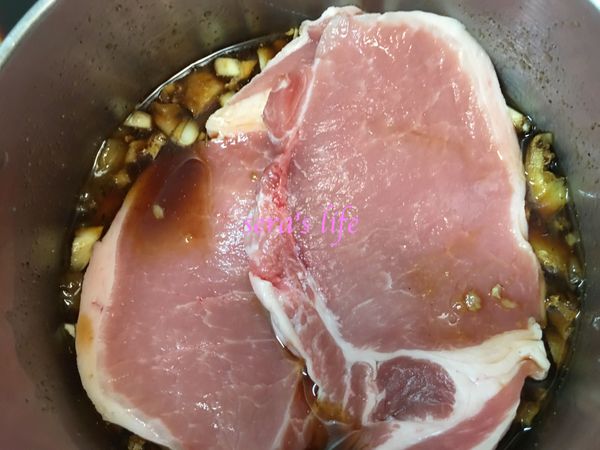 放入豬排冷藏醃製12H