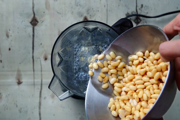 將黃豆取出，重新加入500ml的清水後放入調理機打成帶渣的湯狀，小心不要打到過細以免濾不掉。我第一次製作時不小心打太久，都變成熱的黃豆泥了，蠻悲傷的結果。