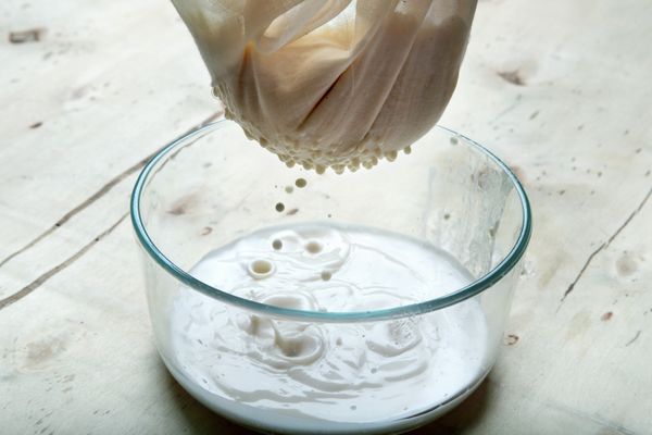 用棉布袋將豆漿濾出來，剩下的豆渣可拿來做成料理，不管混在漢堡肉排內增加口感，或是伴著蔬菜入鍋炒都相當爽快。