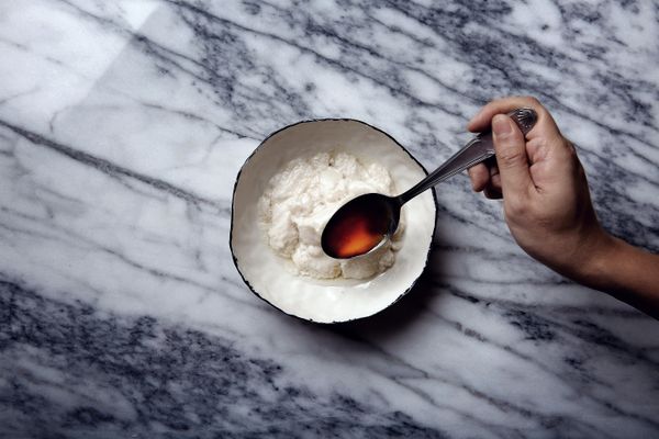 鍋內加入二砂，用中小火慢慢拌炒出糖香。加入水，煮滾後即可。內加入二砂，用中小火慢慢拌炒出糖香。用湯匙將豆花撈起成片狀，放置碗內混合糖漿一起享用。