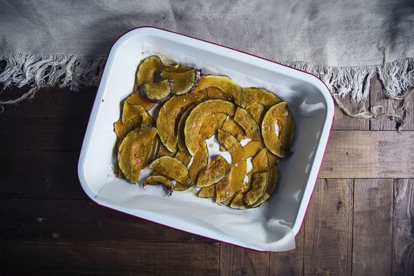 金瓜切薄片，隨意淋上一點香油與鹽（份量外）以180℃烘烤約20 分鐘；小番茄切半，撒上一點鹽（份量外）後以160℃烘烤40 分鐘。