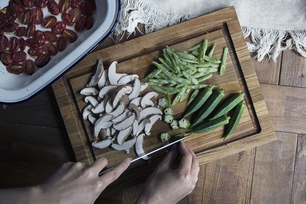 四季豆去除頭尾斜切，香菇以紙巾擦去髒污後切薄片，秋葵切片。