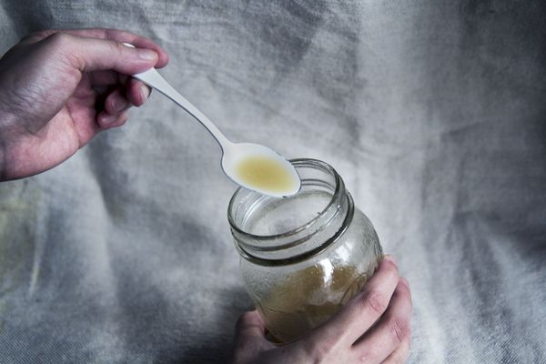 取一個玻璃罐，依序加入花生油、白醋、烏醋、糖與海鹽，蓋上瓶蓋後上下搖晃至醬汁乳化。