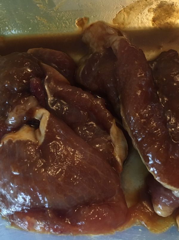 將所有食材放入容器內醃肉，約15至20分鐘即可