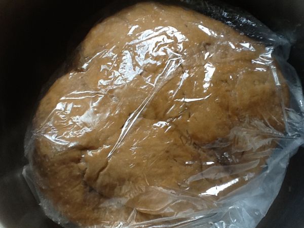 4.成糰的麵糰表面噴少許的水，用保鮮膜包粿好靜置。