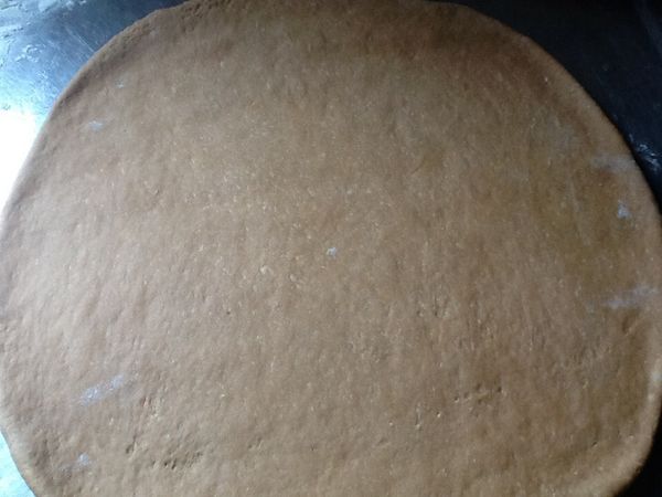 6.再揉麵糰約5分鐘，將空氣趕出；將麵糰分2等份(若您的工作檯夠大，可1次完成，不需分2份作業)，每1等份用桿麵棍桿成約0.5cm厚之長方形狀(或橢圓狀)。