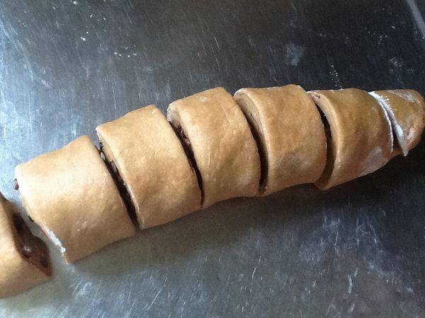 8.再切割成5-6等份(若1份作業則切成10-12等份)，分別擺上饅頭紙。