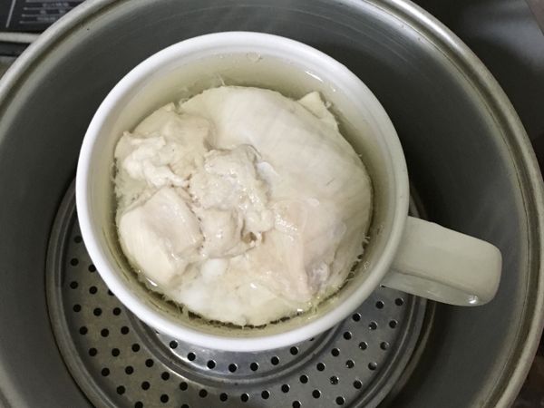 將雞胸肉洗盡撕成小塊放入電鍋蒸
（然後會出現雞高湯喔！要留起來～