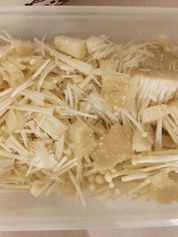 將金針菇切小段備用