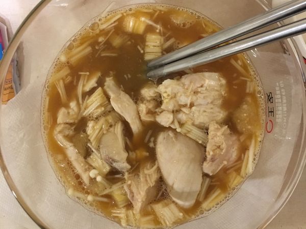 依序加入醬油1湯匙、金針菇、熟的雞胸肉和雞高湯