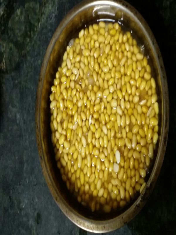 把豆子放在開水裡浸泡
4小時放入冰箱