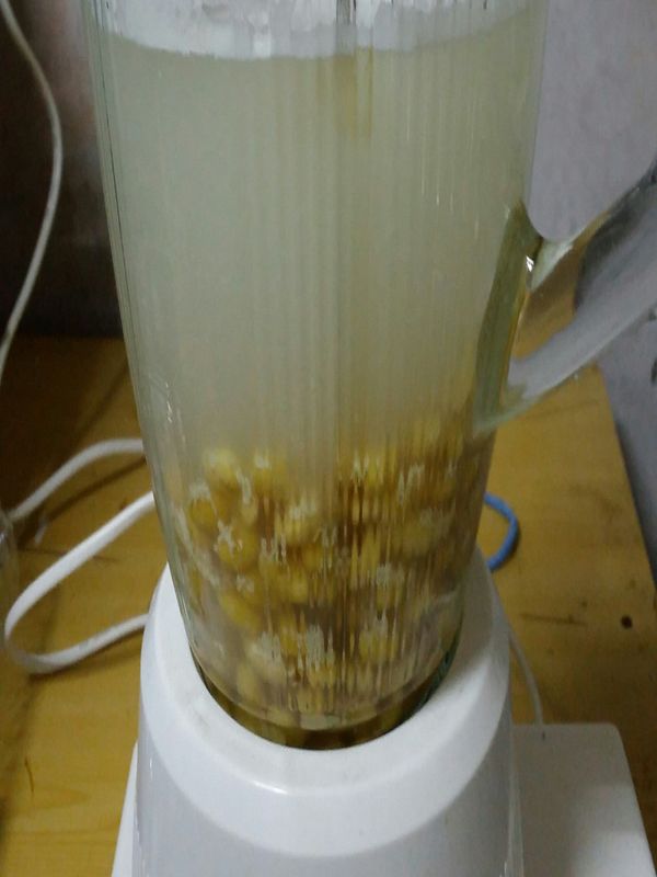 把冰好的豆子拿出來
（開水不用倒掉）
放入果汁機加入一些礦泉水
（分次打）