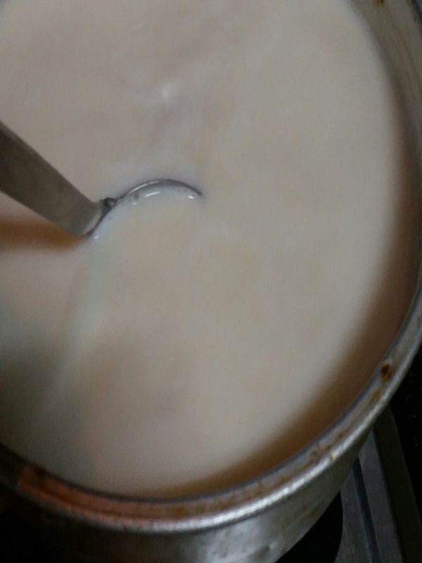 把用好的豆漿先把泡泡用起來在用大火煮
（過程中要一直攪拌以免燒焦） 等豆漿煮好的時候就可以關火