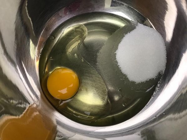 雞蛋、糖、油放置同一容器並攪拌均勻