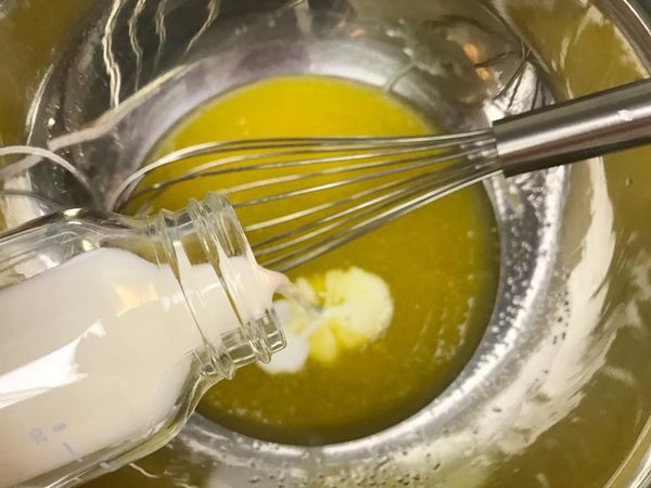 加入鮮奶繼續攪拌