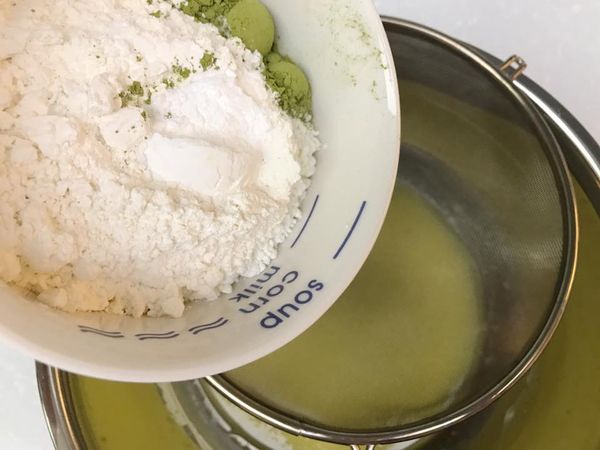 粉類一起過篩加入