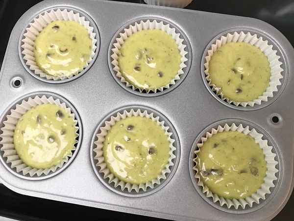 將混合均勻的麵粉糊倒入馬芬模中
裝至七八分滿即可，因為有加泡打粉會長高唷～