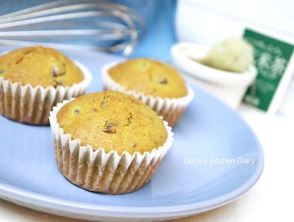 180度放中層烤25分鐘（各家烤箱溫度不同適當調整）
出爐後先放十分鐘，十分鐘後稍微冷卻固定了即可脫模
烤好的抹茶紅豆瑪芬外酥內軟綿，口感非常棒！