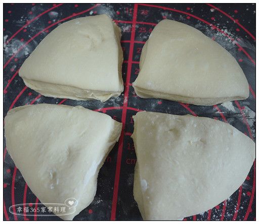將麵團塑圓，平均分成4等份。